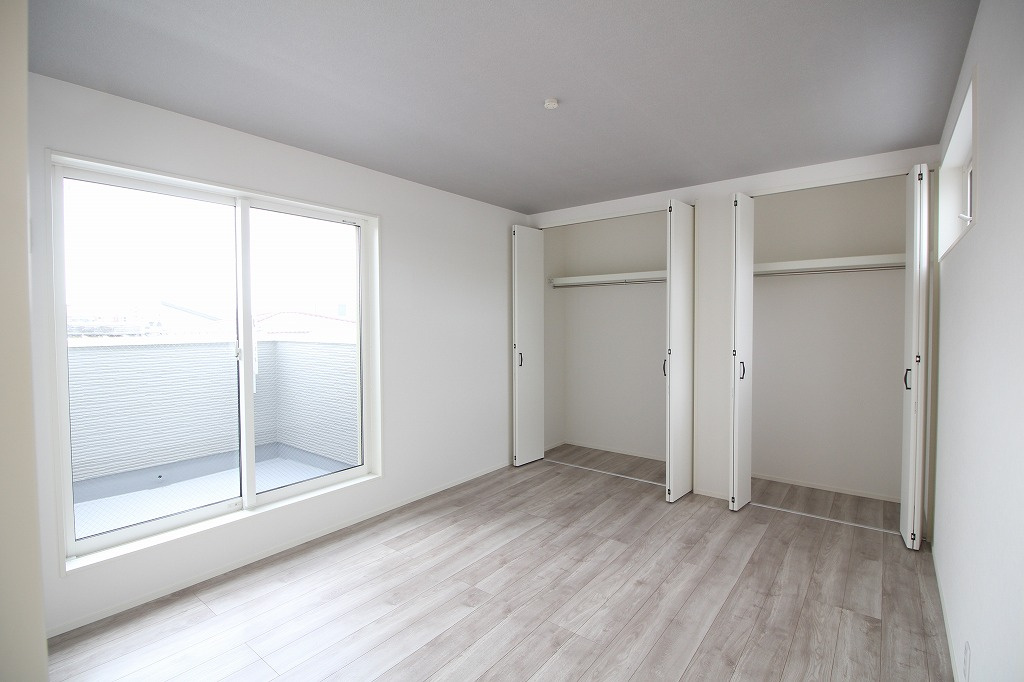 MELDIA千種区千種3312④｜名古屋市の戸建ならホームアップの収納|【売主施工例】洗濯物をたたむ手間が省ける「掛ける収納」で家事時短に貢献。シワになりやすいシャツやジャケットもきれいに保管できます