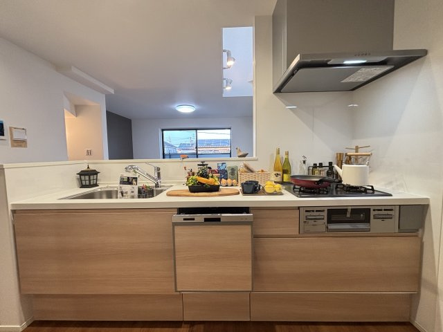 MELDIA千種区千種3312④｜名古屋市の戸建ならホームアップのキッチン|【売主施工例】リビングで遊ぶお子様の様子を見守りながら、安心してお料理。家族との会話も弾む、幸せなキッチン時間です。