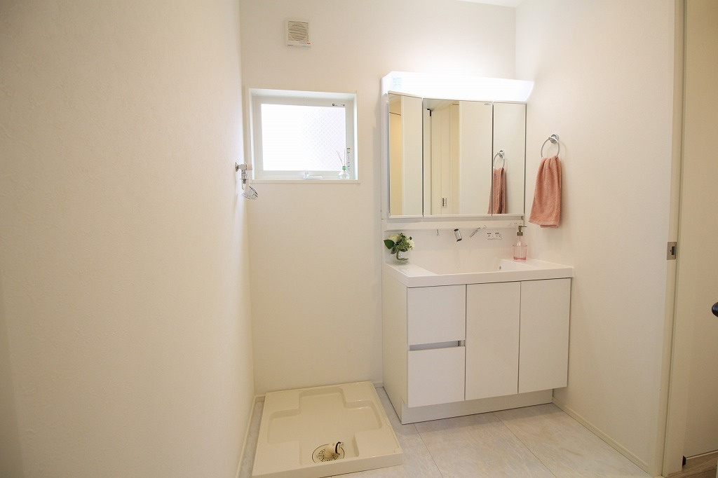 MELDIA千種区千種3312④｜名古屋市の戸建ならホームアップの独立洗面台|【売主施工例】就寝前や朝の身支度の際など、快適にお使いいただける洗面台