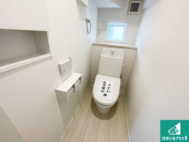 川辺郡猪名川町伏見台　第1期　新築一戸建てのトイレ|1・2階の2ヶ所にあるので、朝の忙しい時間の順番待ちもなく、深夜の利用にも大変便利です。