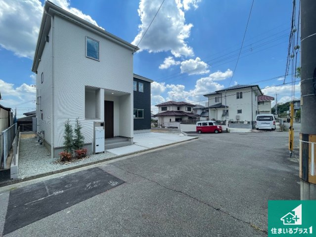 5日(土)6日(日)現地ご見学可能！　川辺郡猪名川町伏見台　限定1邸の前面道路含む現地写真|周辺は閑静な住宅街！前面道路広々で車の出し入れも便利です。駐車が苦手な方でも安心して車庫入れできます！