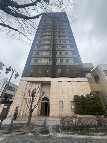 想定年間賃料　万　想定利回り　％　鉄筋コンクリート造の外観