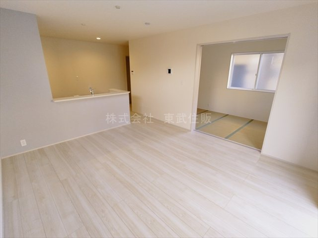 【居間・リビング】 | 川越市山田　全１棟 | 開放感があり日当たり良好です