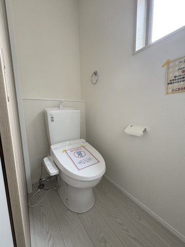 Bloom₋ブルーム　小倉北区赤坂4丁目1期　のトイレ|トイレも気になるポイント。温水洗浄便座付きのトイレです。汚れてもサッとひと拭きでお手入れ簡単。節水仕様でしっかり洗浄できます。環境にやさしく、しかも経済的です。