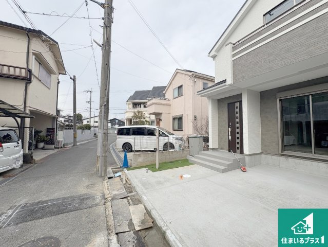 29日(土)30日(日)現地ご見学可能！　枚方市星丘　限定1邸の前面道路含む現地写真|周辺は閑静な住宅街！前面道路広々で車の出し入れも便利です。駐車が苦手な方でも安心して車庫入れできます！