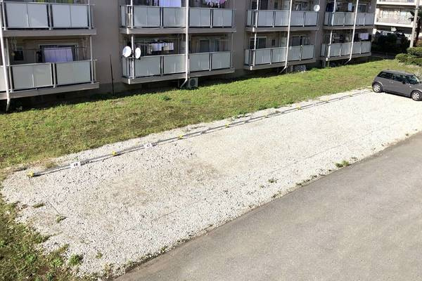 ビレッジハウス月吉3号棟の駐車場|車をお持ちの方に嬉しい駐車場付きの物件です