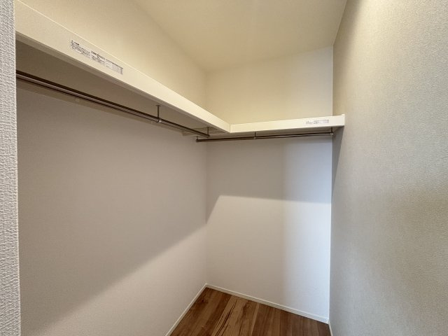 MELDIA千種区千種3312④｜名古屋市の戸建ならホームアップの収納|【売主施工例】洗濯物をたたむ手間が省ける「掛ける収納」で家事時短に貢献。シワになりやすいシャツやジャケットもきれいに保管できます