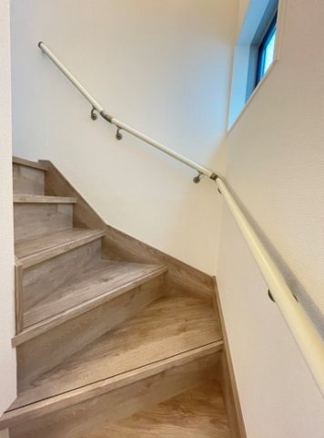 MELDIA千種区千種3312④｜名古屋市の戸建ならホームアップの内装|【売主施工例】小さなお子様からご年配の方まで。家族みんなが安心して上り下りできるよう、安全性に配慮した手すり付き階段