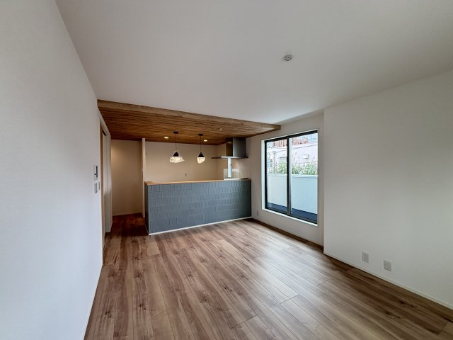 MELDIA千種区千種3312④｜名古屋市の戸建ならホームアップの居間・リビング|【売主施工例】たっぷりの陽光が降り注ぎ、自然と家族が集まる明るい空間。笑顔あふれる団らんの時間がここから始まります。
