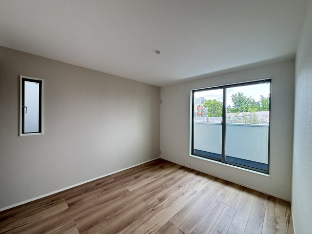 MELDIA千種区千種3312④｜名古屋市の戸建ならホームアップの洋室|窓から心地よい光と風を取り込む二面採光。プライベートな時間をゆったりと過ごせる、安らぎの居室空間です。