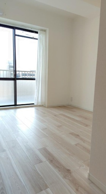 【洋室】 | コボリマンション夙川桜台 | 南東バルコニーに面した明るいリビング