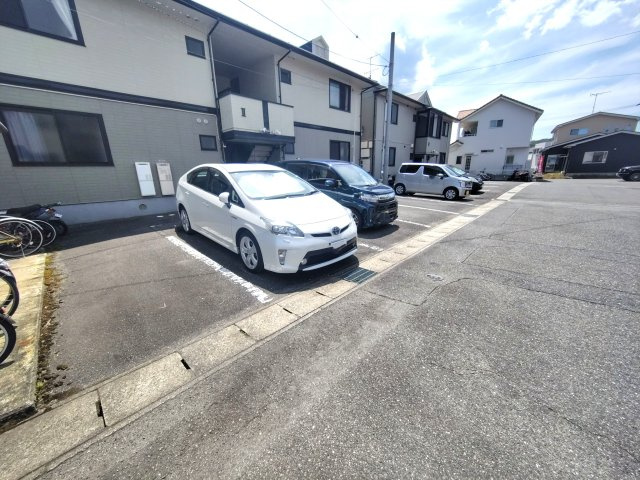 ジュネス　Ⅱの駐車場