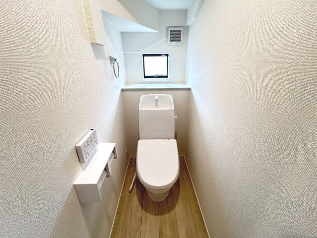 リナージュ　一宮市浅井町河端01期　全1区画分譲のトイレ|節水省エネの暖房便座シャワートイレです。２階はシャワー機能がない場合あり。担当者までお問合せ下さい。
凹凸の少ないお掃除しやすい設計で、清潔で明るい空間でトイレ時間も快適です。