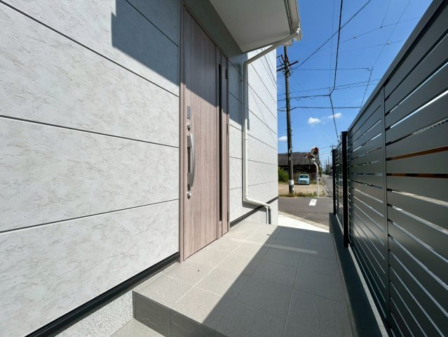 リナージュ　一宮市浅井町河端01期　全1区画分譲の玄関|玄関ドアの鍵はディンプルキーと、内側はサムターンキーになっており、防犯性の高い仕様になっています。
ディンプルキーは通常のシリンダー錠よりも複雑であり、複製・ピッキングされにくい形状の鍵です。