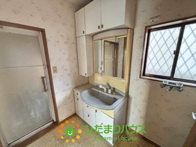 加須市旗井　中古一戸建ての独立洗面台