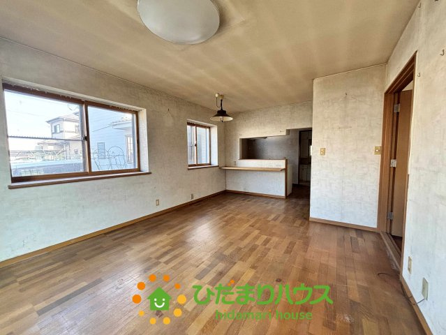 加須市旗井　中古一戸建ての居間・リビング