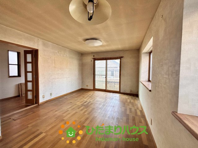 加須市旗井　中古一戸建ての居間・リビング