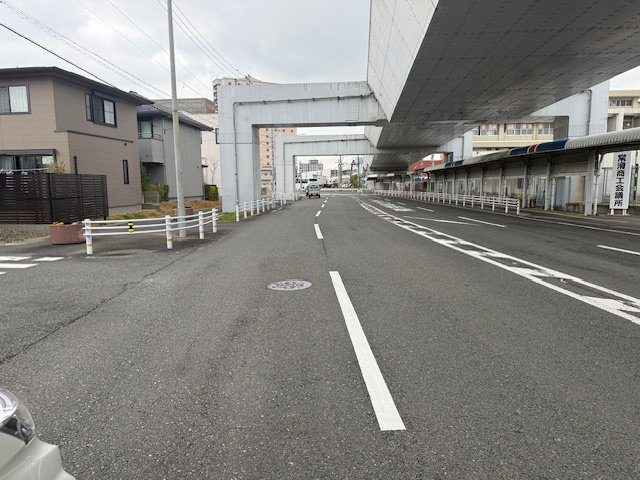 常滑市新開町　中古戸建の前面道路含む現地写真