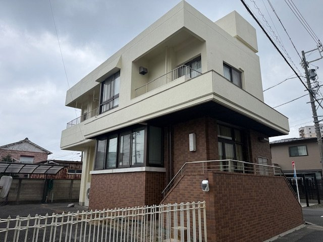 常滑市新開町　中古戸建の外観|南向きのバルコニーと大きな窓で明るく開放的です♪