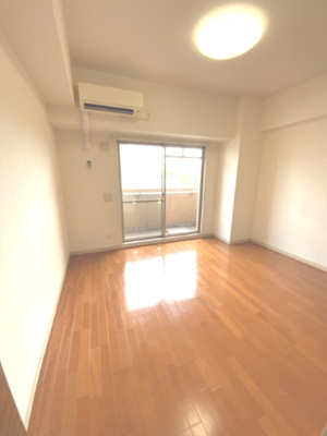 【居間・リビング】 | クラウンハイム瑞光フラワーコート | 光の差し込むリビングです