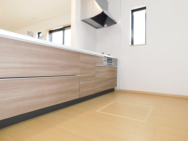 西春日井郡豊山町大字青山字居屋敷の新築一戸建のキッチン|◇キッチン◇　　人気の対面式・人造大理石カウンターシステムキッチン・浄水機能付ハンドシャワー・スローインクローズレール・静音仕様シンク・Ｓｉセンサーコンロ（３口）・床下収納庫