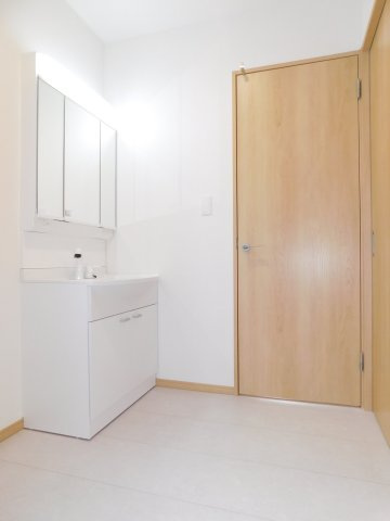 西春日井郡豊山町大字青山字居屋敷の新築一戸建の独立洗面台|◇洗面室◇　　三面鏡シャンプードレッサー　くもり止め仕様