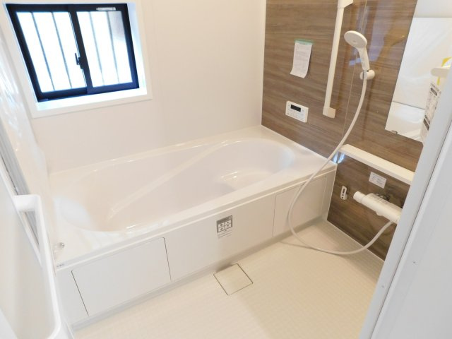 西春日井郡豊山町大字青山字居屋敷の新築一戸建の浴室|◇浴室◇　　広い１坪サイズ（LIXIL）・保温浴槽・エコベンチ浴槽・追い焚き・オートバス・浴室暖房乾燥機・キレイサーモフロア・バリアフリーバス・浴室窓あり