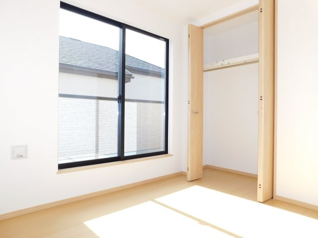 西春日井郡豊山町大字青山字居屋敷の新築一戸建の収納|◇２階洋室◇　　南面で明るい洋室５．２５帖　全居室収納完備♪　バルコニー利用可！