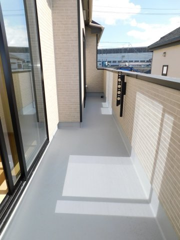 西春日井郡豊山町大字青山字居屋敷の新築一戸建のバルコニー|◇バルコニー◇　　洋室２部屋から出入りできるワイドバルコニー♪　