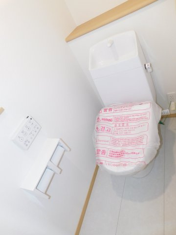 西春日井郡豊山町大字青山字居屋敷の新築一戸建のトイレ|◇トイレ◇　　１・２階シャワートイレ  リモコンパネル付き　節水タイプ