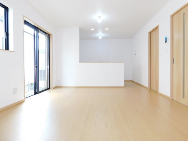 西春日井郡豊山町大字青山字居屋敷の新築一戸建の居間・リビング|◇リビング◇　　南面で広くて明るいリビング１６．０帖　子育てに嬉しい対面キッチン♪　