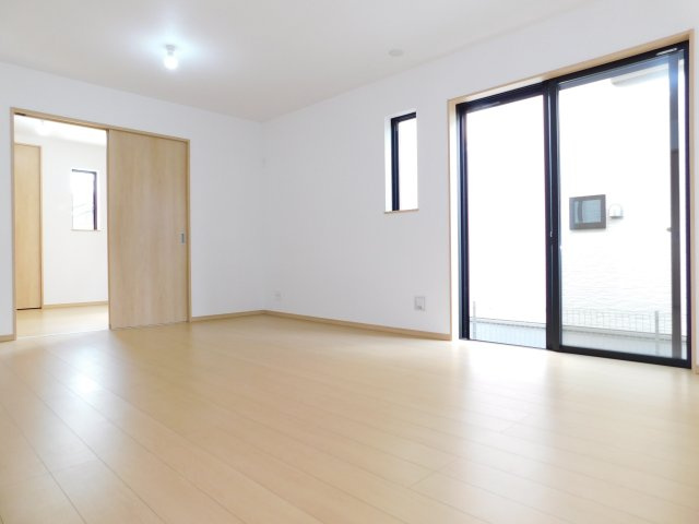 西春日井郡豊山町大字青山字居屋敷の新築一戸建の居間・リビング|◇リビング◇　　南面で広くて明るいリビング１６．０帖　隣の洋室と続き間で２１．２５帖の広々空間になります♪