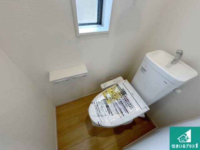 和歌山市福島　第5期　新築一戸建てのトイレ|シャワー洗浄機能付トイレは標準仕様。冬場は暖かシートヒーターも装備！
表面コートでキレイ長持ち！省エネ節水仕様の温水洗浄トイレ！