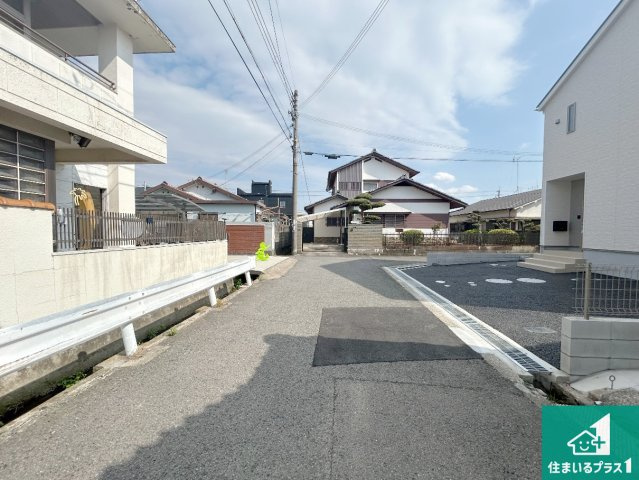 和歌山市福島　第5期　新築一戸建ての前面道路含む現地写真|周辺は閑静な住宅街！前面道路広々で車の出し入れも便利です。駐車が苦手な方でも安心して車庫入れできます！