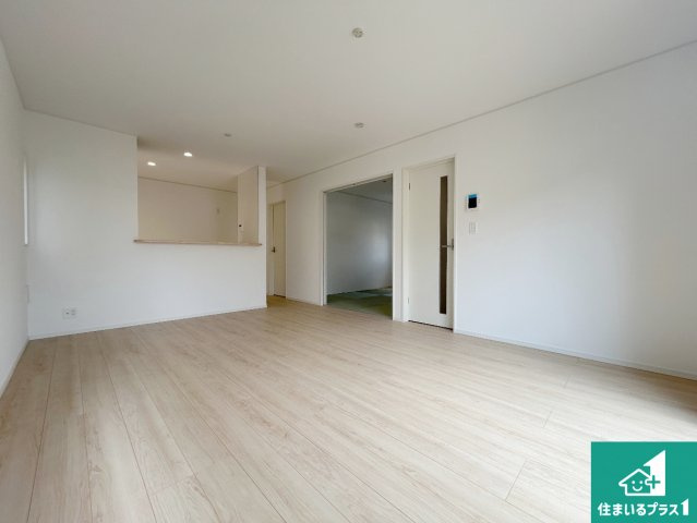 和歌山市福島　第5期　新築一戸建ての居間・リビング|シンプルなリビングは、ソファーを置いたり、観葉植物を置いたり、家具の配置やインテリアで住む人のこだわりを活かすゆとりある空間にしてください♪