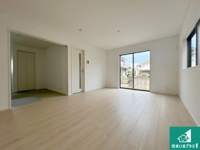 和歌山市福島　第5期　新築一戸建ての居間・リビング|太陽の光が差し込むとっても明るいリビング！思わず微笑みたくなる居心地の良さ。家族団らんの時間も増えそうなくつろぎのＬＤＫで、住む人のこだわりを活かすゆとりある空間♪