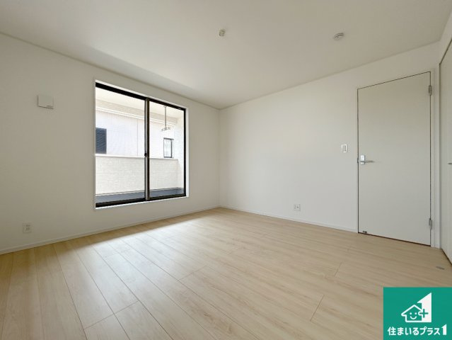 和歌山市福島　第5期　新築一戸建ての洋室|寝室は心地よい眠りについてもらいたくて、シンプルでかつ開放的な空間に！大きな窓から差し込む朝日が、すっきりとした目覚めをサポートします。