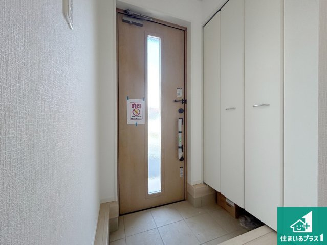 和歌山市福島　第5期　新築一戸建ての玄関|シューズクローゼットにはたくさんの靴が収納できるので玄関周りはいつもスッキリ！コの字型のスペースにはオシャレな小物を置くと玄関が華やかに♪