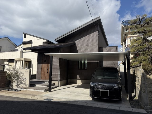 常滑市新開町　中古戸建の外観|屋根付きの駐車場で雨の日も安心♪並列駐車2台可能!!