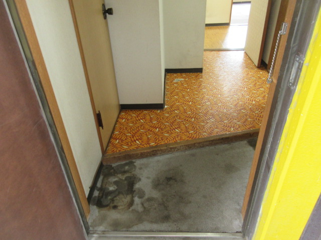 黄色い館の玄関
