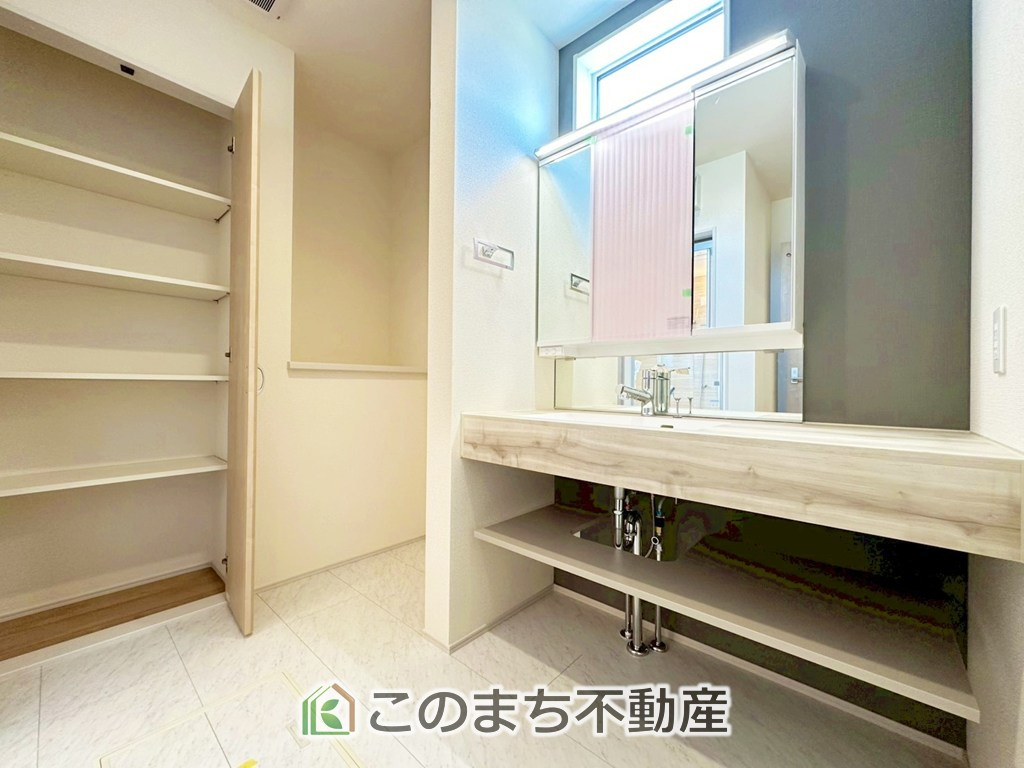 ブルーミングガーデン宇都宮市鶴田町5期の独立洗面台|十分な大きさの洗面台は、身だしなみチェックや歯磨きなど、朝の慌ただしい時間でもホテルライクなスペースで余裕とゆとりを感じて頂けます。
