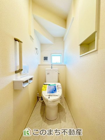 ブルーミングガーデン宇都宮市鶴田町5期のトイレ|小窓から換気ができて清潔なトイレスペース☆温水洗浄便座搭載です！
