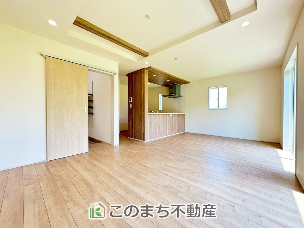 ブルーミングガーデン宇都宮市鶴田町5期の居間・リビング|オープンでのびやかな空間を生み出す、こだわりの広がりとゆとり。家族と過ごす時間を大切にしたい方にぴったりの明るくゆとりある住空間です。
