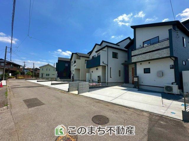 ブルーミングガーデン宇都宮市鶴田町5期の前面道路含む現地写真|前面道路は交通量が少なく、運転が苦手な方でも落ち着いて出し入れ出来ます☆
