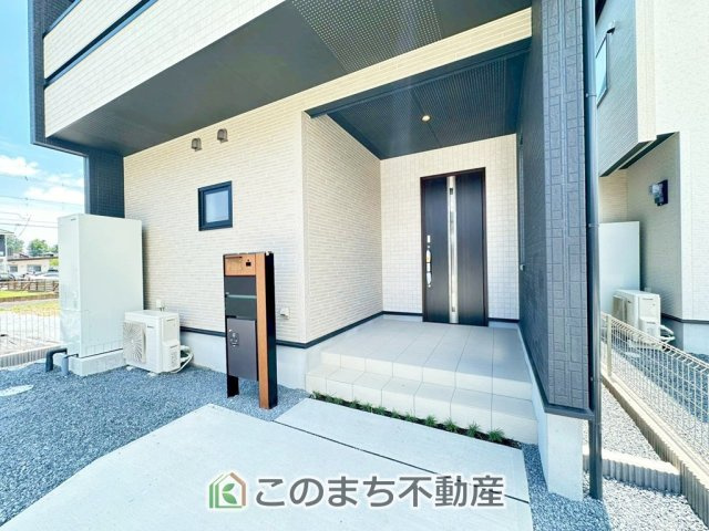ブルーミングガーデン宇都宮市鶴田町5期の玄関|玄関周りは家の顔！スタイリッシュな玄関が特徴です！
