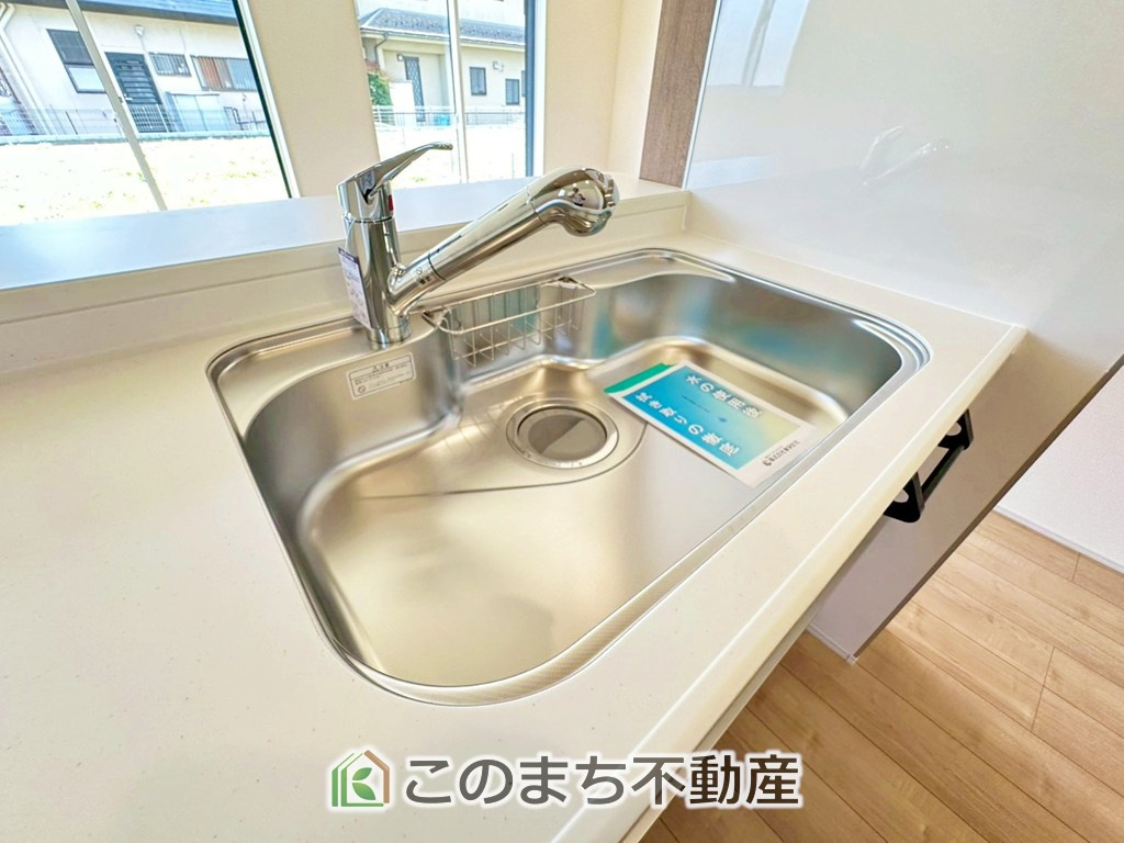 ブルーミングガーデン宇都宮市鶴田町5期の設備|ビルトイン型浄水器を内蔵したキッチン水栓。お米を研いだり、野菜を洗ったりするときなど用途に応じてワンタッチで浄水に切り替えが可能です。カートリッジ式なので、フィルターを簡単に交換する事が出来ます。
