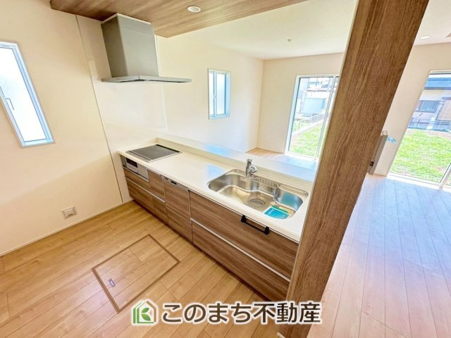 ブルーミングガーデン宇都宮市鶴田町5期のキッチン|"お洒落なホワイト天板のペニンシュラキッチンを採用しております。
浄水器内蔵の水栓です♪"
