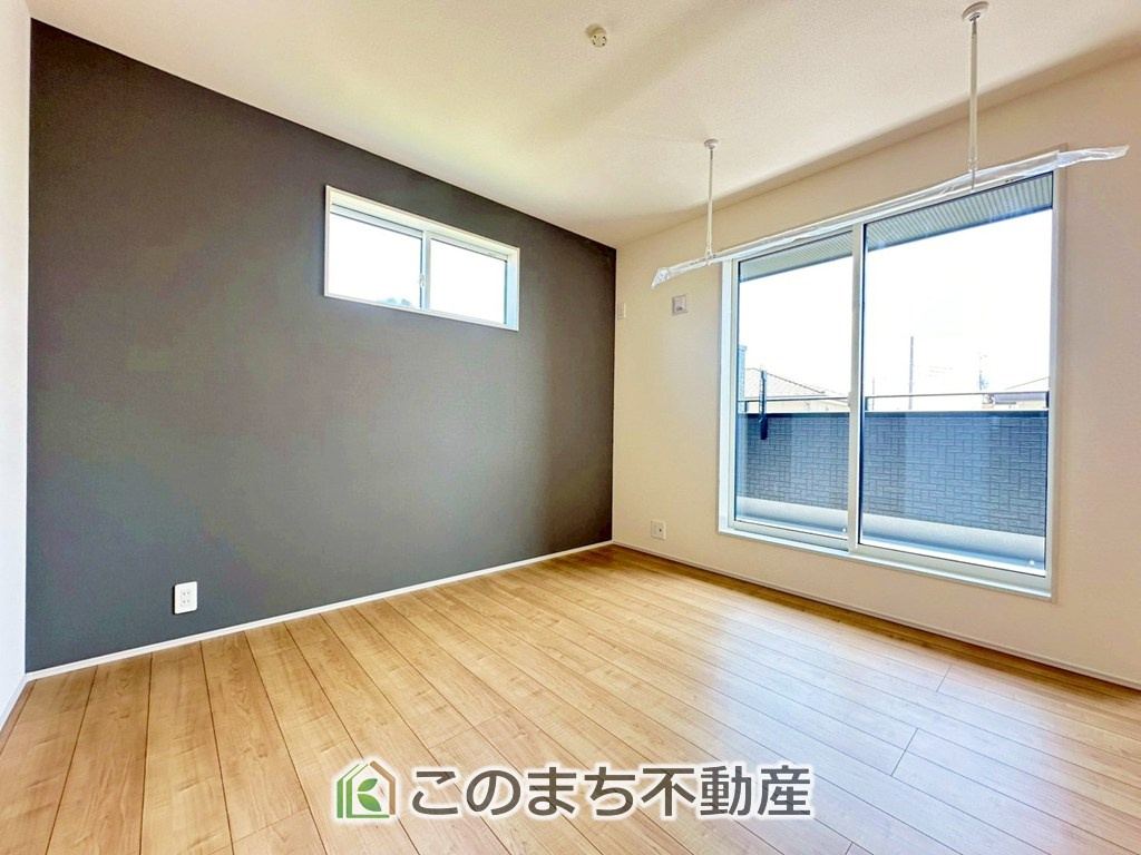 ブルーミングガーデン宇都宮市鶴田町5期の洋室|柔らかい陽光が差し込む明るいお部屋を演出する設計。彩光の取れる窓が気持ちの良いお部屋を創り上げます。

