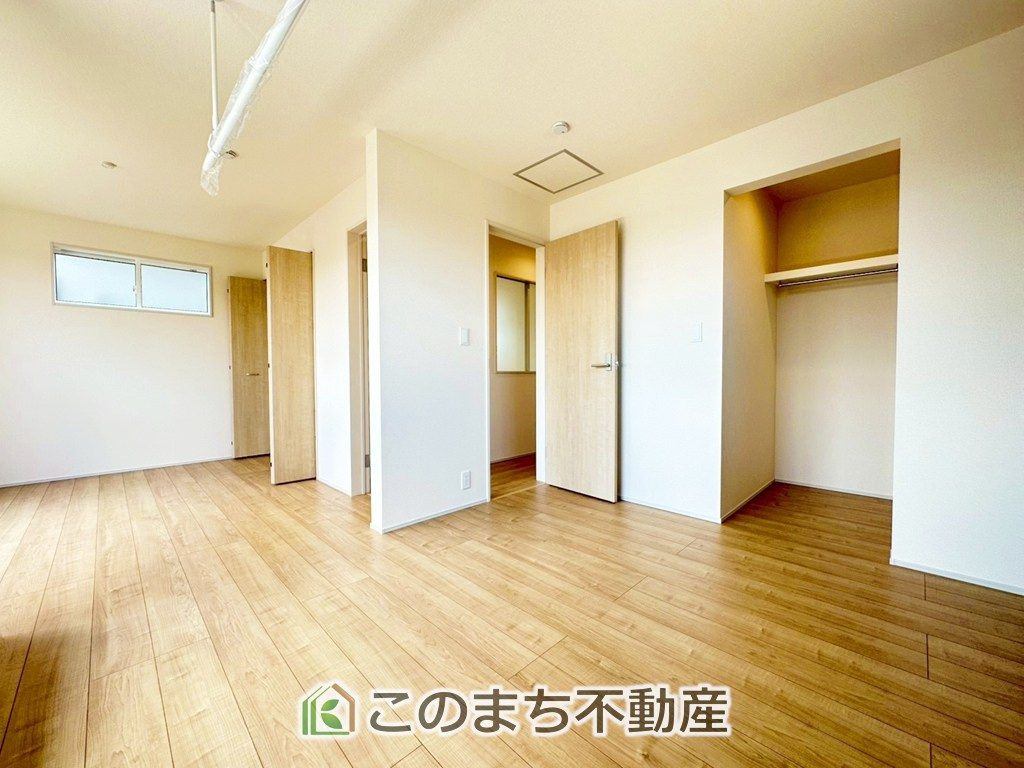 ブルーミングガーデン宇都宮市鶴田町5期の洋室|採光も確保されたお部屋です。大きいベッドを置いても余裕のあるゆとり空間。
