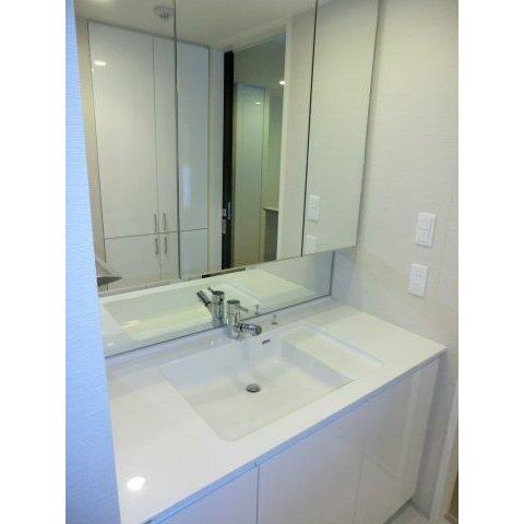 シティテラス横濱和田町エアーズコートの洗面所|人気の三面鏡独立洗面台♪